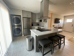 Kjøleskap, mikrobølgeovn, ovn og kokeplater