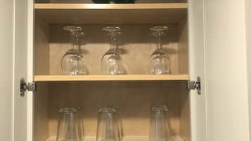 Cafetière/bouilloire, réfrigérateur, micro-ondes, four