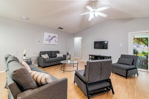 Smart TV, foosball - Entire House with Game Room in Lutz, Near Tampa and Wesley Chapel (Lutz)