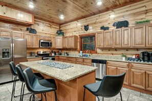 Fridge, microwave, oven, stovetop - HEAVEN'S DREAM-SLEEPS 12-MOUNTAIN VIEW-INDOOR POOL-HOT TUB-POOL TABLE-ARCADE (Sevierville)