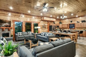 Smart TV, fireplace, DVD player - HEAVEN'S DREAM-SLEEPS 12-MOUNTAIN VIEW-INDOOR POOL-HOT TUB-POOL TABLE-ARCADE (Sevierville)