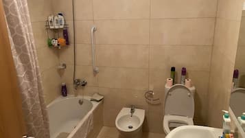 Combined shower/tub