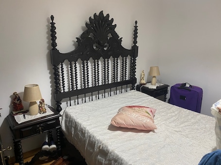 4 bedrooms, internet, bed sheets. 3-bedroom apartment in the heart of Santa Comba Dão. City center