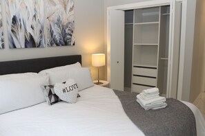 Room - Quiet Luxury 3BR Suite in Windermere Near Henday, Amenities-Long Stays Welcome! (Edmonton)