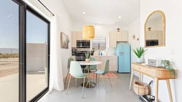 Lemari es, microwave, oven, dan kompor