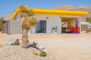 Exterior - New Listing! Outdoor Grill~Hammocks~Firepit (Joshua Tree)