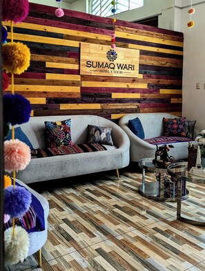 56-英寸智能电视 (配备有线频道)、电视