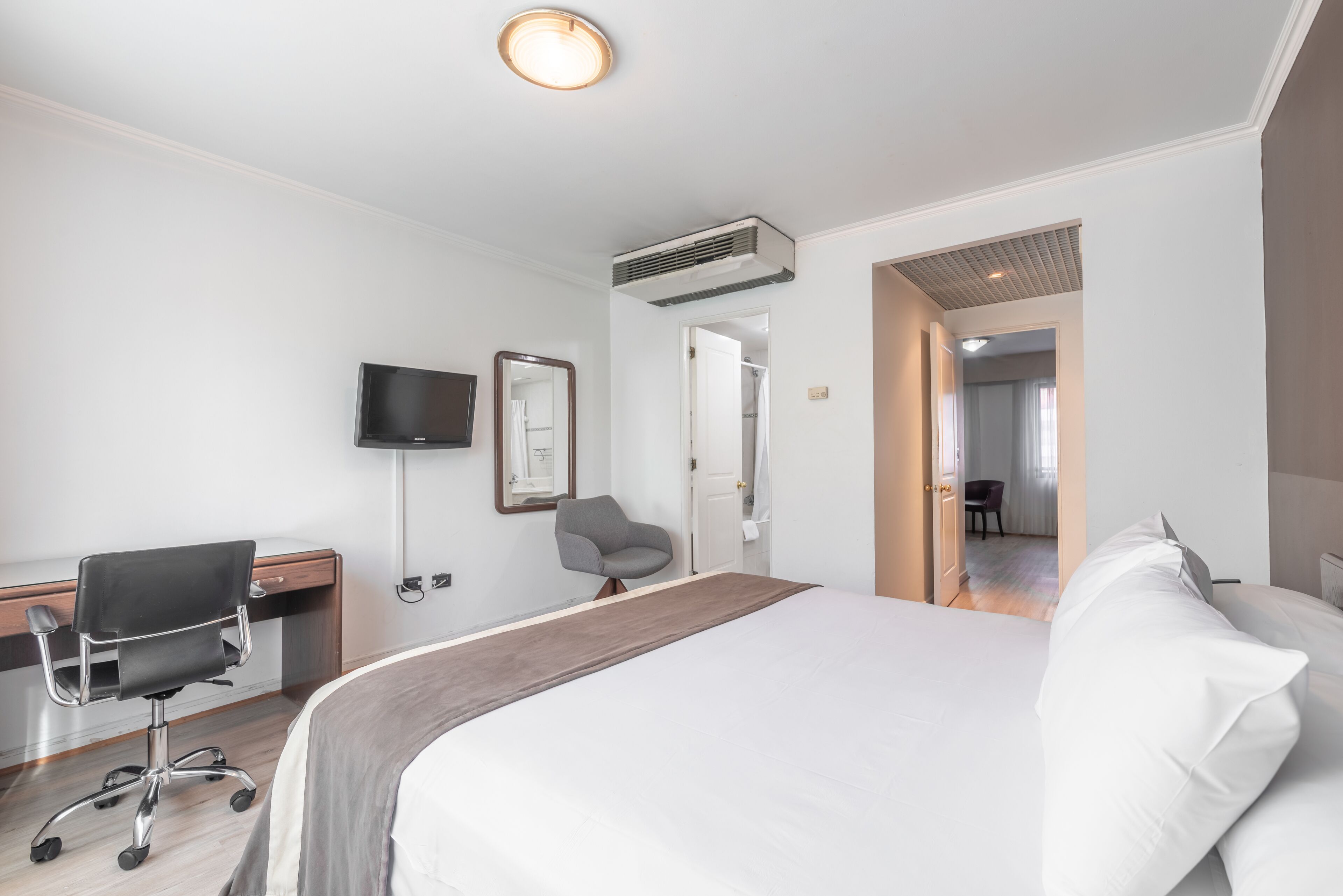 Quarto casal standard | Frigobar, escrivaninha, ferros/tábuas de passar roupa, Wi-Fi de cortesia