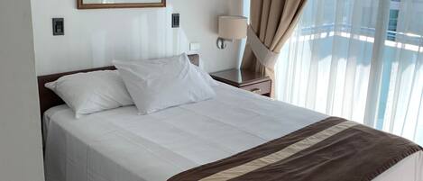 Quarto casal standard de uso individual | Frigobar, escrivaninha, ferros/tábuas de passar roupa, Wi-Fi de cortesia