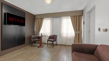 Minibar, bàn, bàn ủi/dụng cụ ủi quần áo