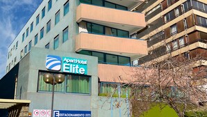 A multi-story hotel with a sign for 'Aparth Hotel Elite'. - Apart Hotel Elite  (Santiago)