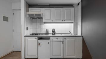 Full-size fridge, microwave, coffee/tea maker, cookware/dishes/utensils