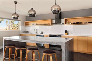 Fridge, microwave, oven, stovetop - (Pool/Spa/Pickleball/Golf/FirePit/EV charger/Sauna/Dome) (Joshua Tree)