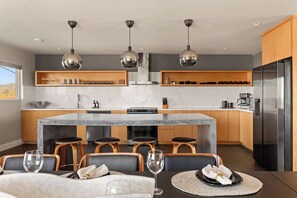 Fridge, microwave, oven, stovetop - (Pool/Spa/Pickleball/Golf/FirePit/EV charger/Sauna/Dome) (Joshua Tree)