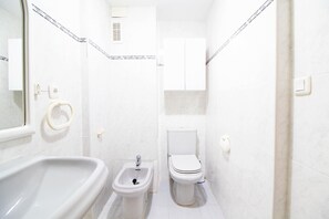 Bathtub, hair dryer, towels