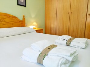 2 عدّة غرف نوم وملاءات أسرّة