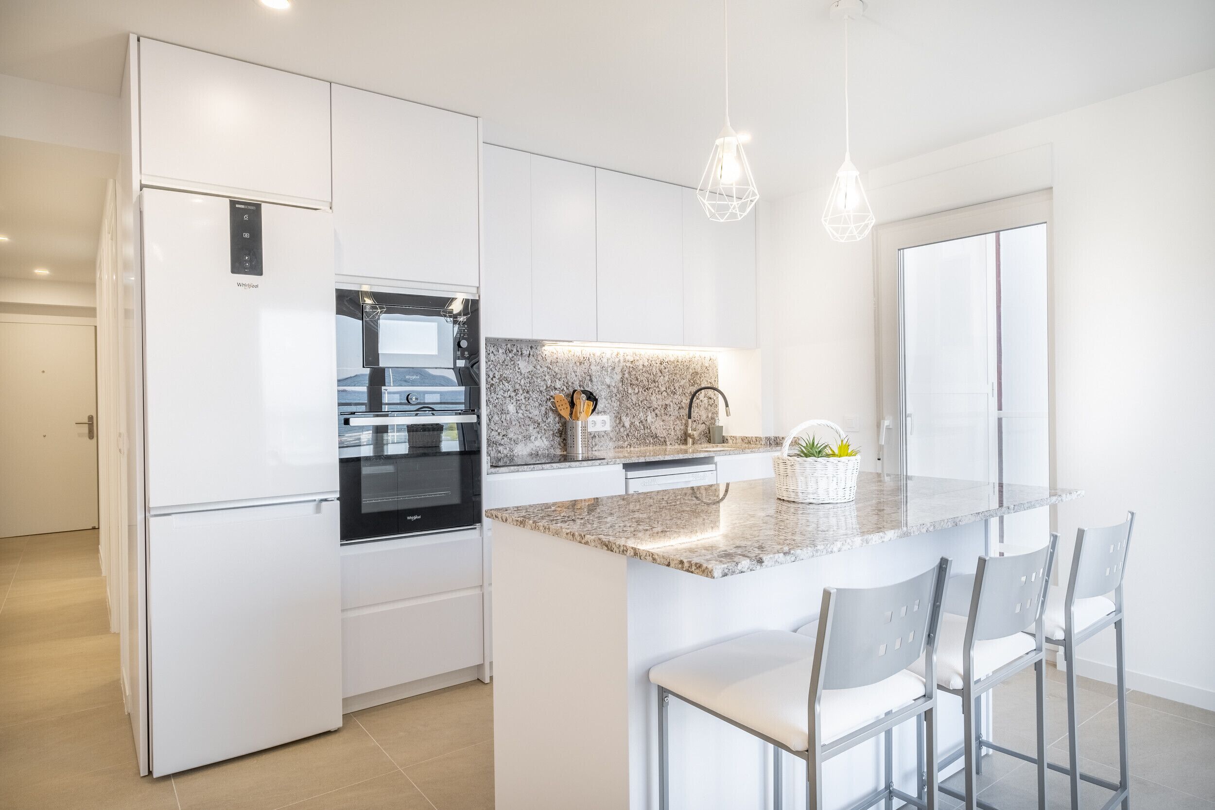 Een koelkast, een magnetron, een oven, een vaatwasser