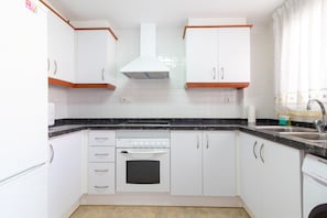 Een koelkast, een magnetron, een oven, een koffiezetapparaat/waterkoker