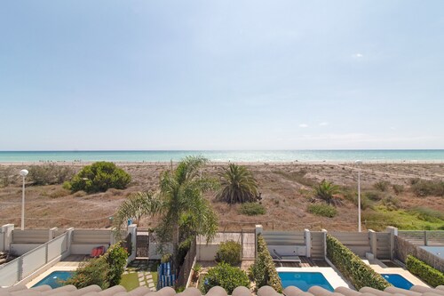 Global Vacacional: Front line beach townhouse with sea views