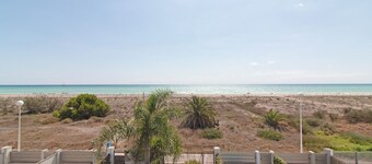 Global Vacacional: Front line beach townhouse with sea views