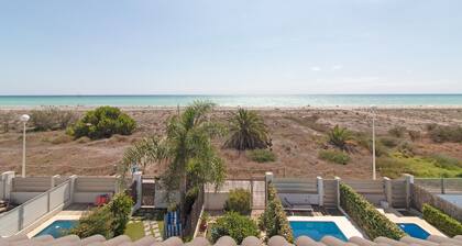 Global Vacacional: Front line beach townhouse with sea views
