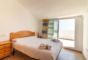 3 slaapkamers, een strijkplank/strijkijzer, beddengoed