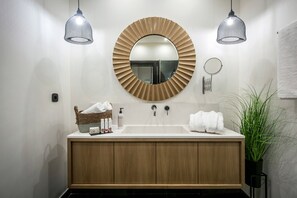 Gratis toiletartikelen, een haardroger, badjassen, pantoffels