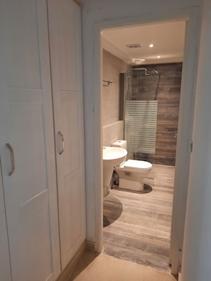 Douche, séchoir à cheveux, savon, papier de toilette