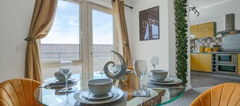 🌟City Centre Apt - Free Parking + Wifi + Balcony🌟