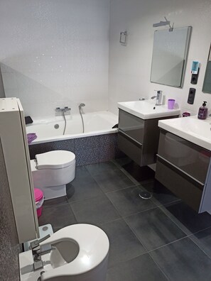 Combined shower/bathtub, bidet - Our medina (Nigrán)