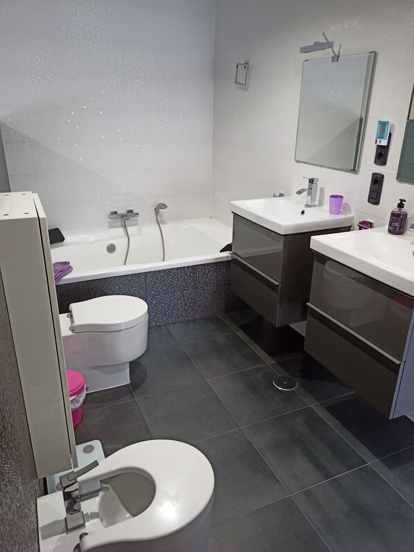 Ensemble douche/baignoire, bidet