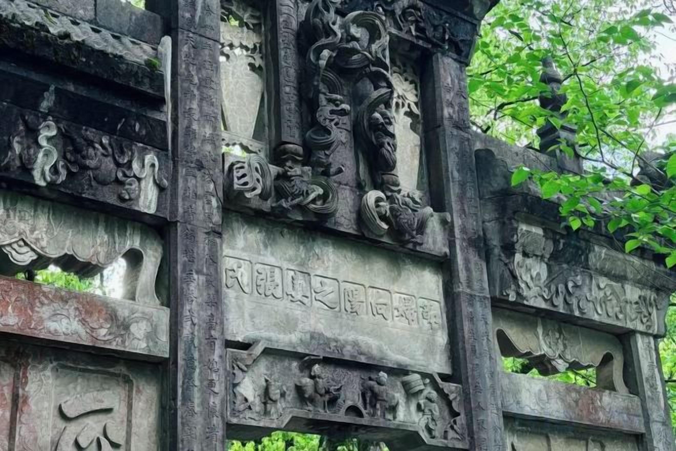 Una estructura de piedra con intrincados grabados e inscripciones.