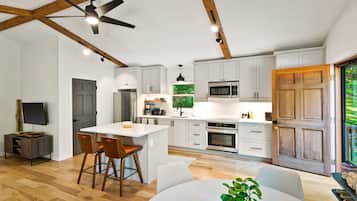 Refrigerador, microondas, horno, placa de cocina