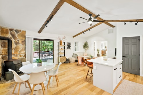 3BR Cabin Getaway: Hike & Swim Nearby! Modern, dog-friendly, wi-fi + king suite