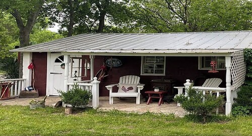 Carriage House. River Cabin. Sleeps 4