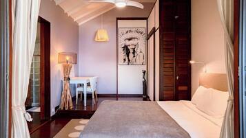 2 chambres, coffre-fort, bureau, fer et planche à repasser