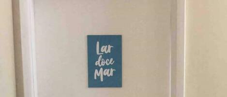 A door with a sign that reads "Lar doce Mar" and a number "503" above it.