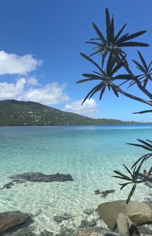 Sur la plage, chaise longue, serviettes de plage
