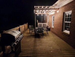 Outdoor dining - Pine Ridge Manor-Private Hot Tub, beautiful Hilltop with views (Franklin)