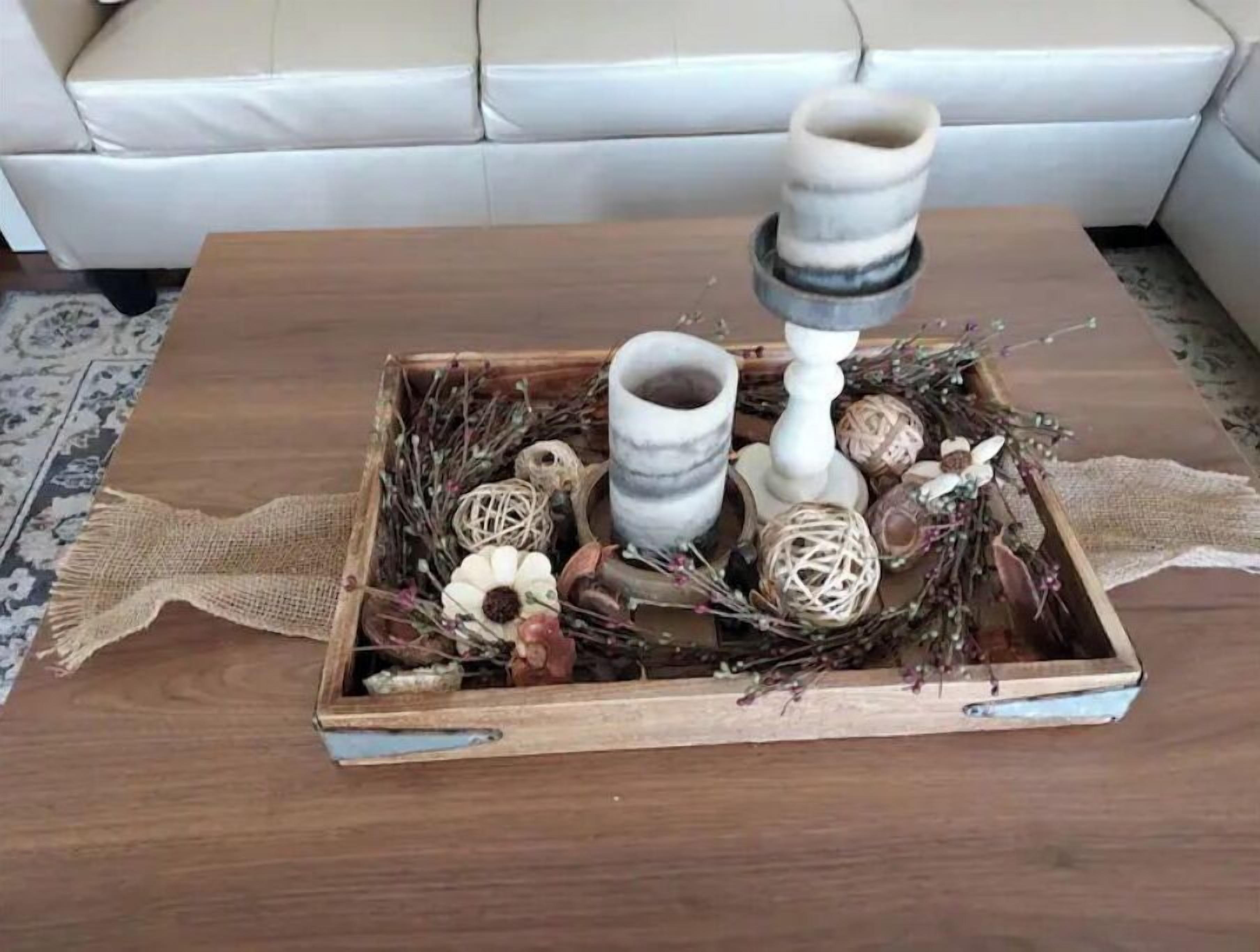 Uma caixa de madeira com objetos decorativos sobre uma mesa de madeira.