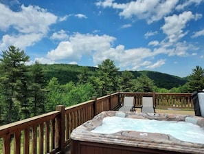 Outdoor spa tub - Pine Ridge Manor • A+ Privacy • Pool • BBQ • Games (Franklin)