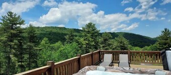 Pine Ridge Manor-Private Hot Tub, beautiful Hilltop with views