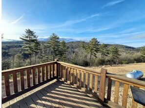 Property grounds - Pine Ridge Manor-Private Hot Tub, beautiful Hilltop with views (Franklin)