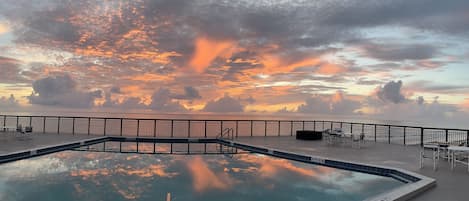 温水プール