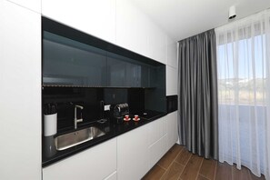 Refrigerador, microondas, lavavajillas y cafetera y tetera 