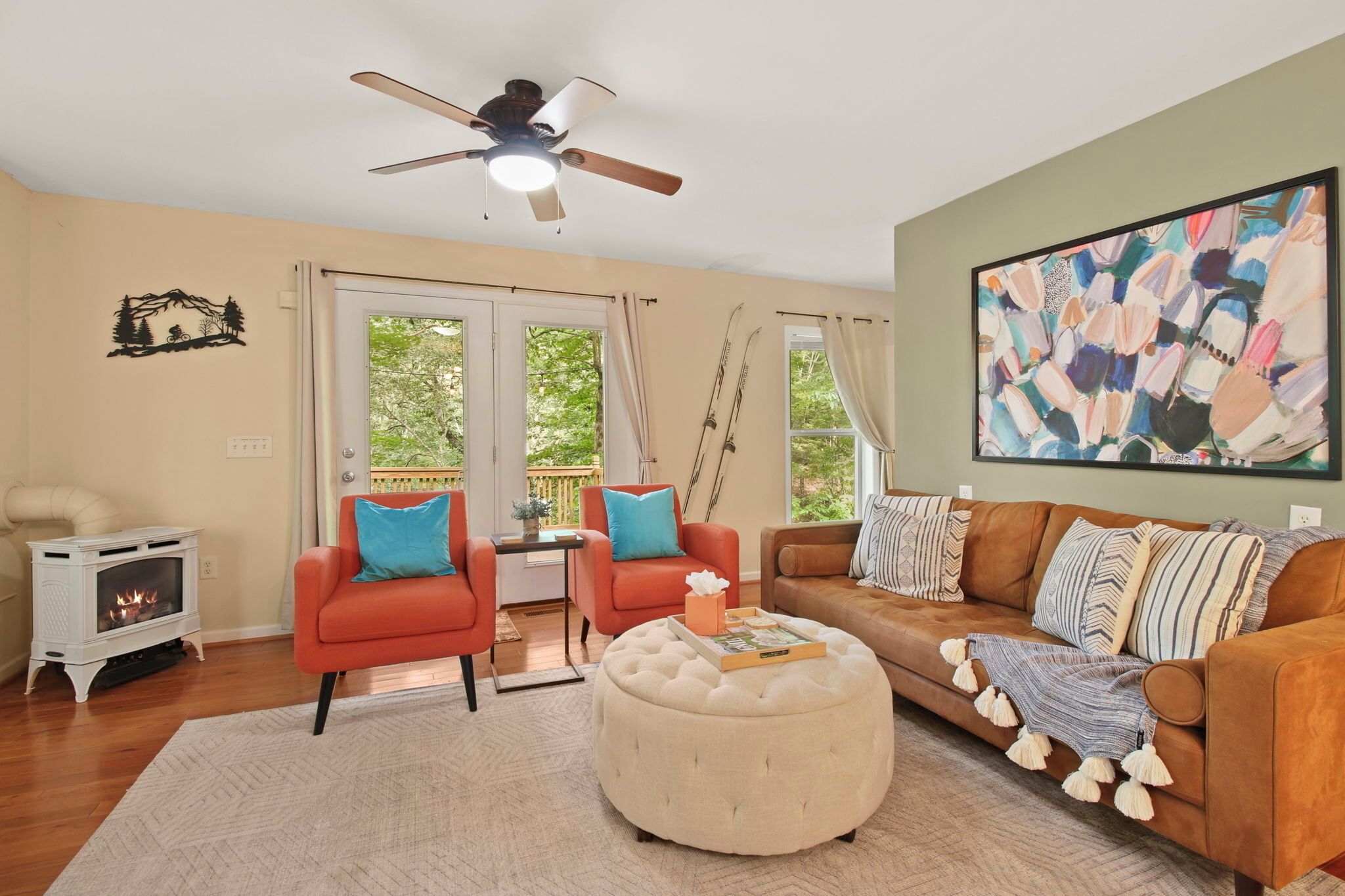 TV connectée, cheminée, jeux vidéo, baby-foot