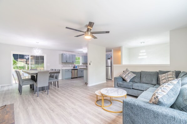 Living area - Luxurious 6 bedroom modern retreat with a private trail (Tobyhanna)