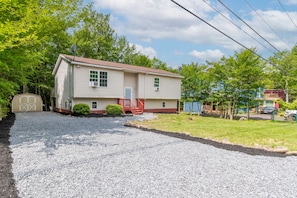 Exterior - Luxurious 6 bedroom modern retreat with a private trail (Tobyhanna)