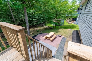 Outdoor dining - Luxurious 6 bedroom modern retreat with a private trail (Tobyhanna)