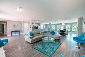 Smart TV, DVD player, table tennis - Beautiful tranquility, 1 block from the Indian River with heated pool (Sebastian)